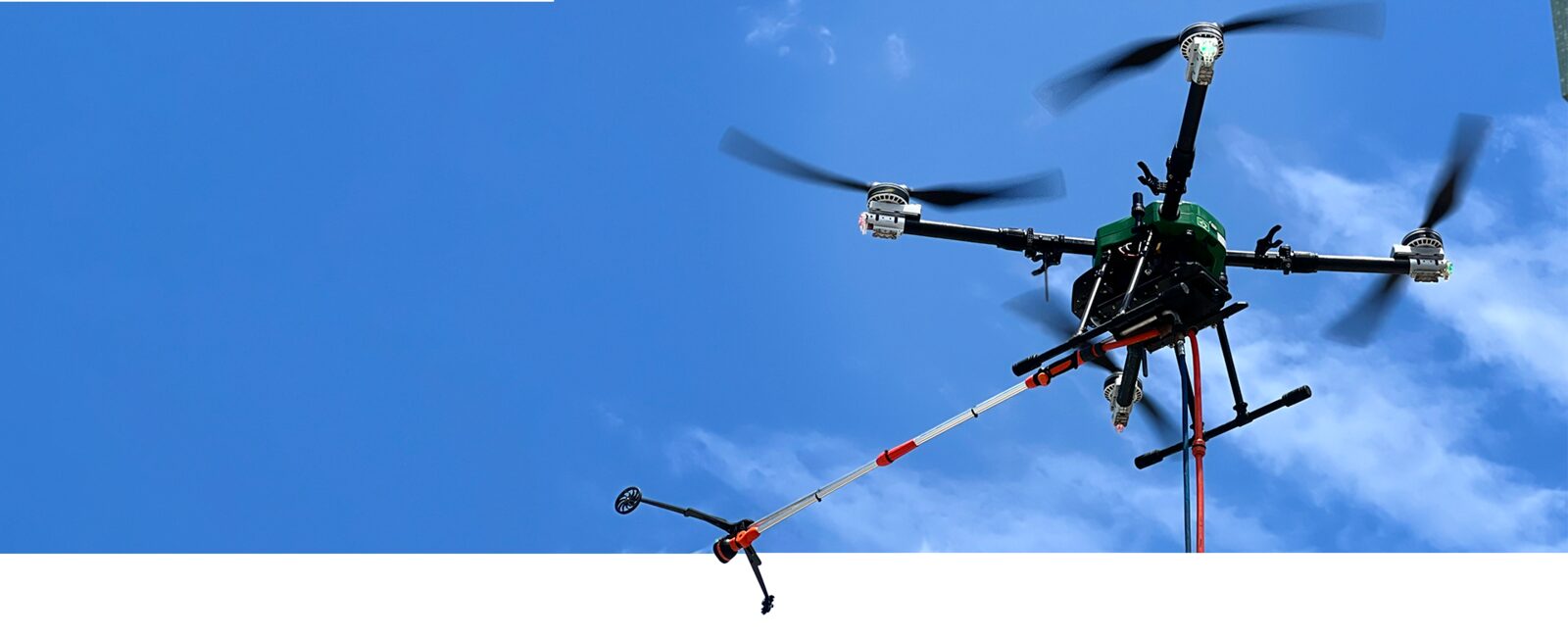Drone de limpeza Fiel em operação no céu azul