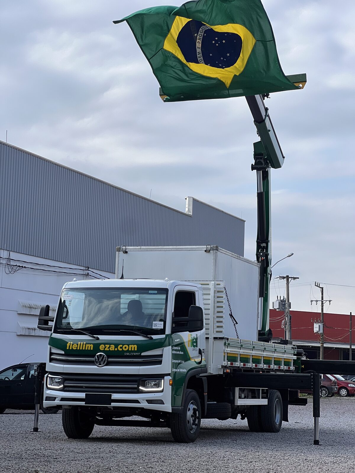 Caminhão Fiel com plataforma erguida e bandeira do Brasil