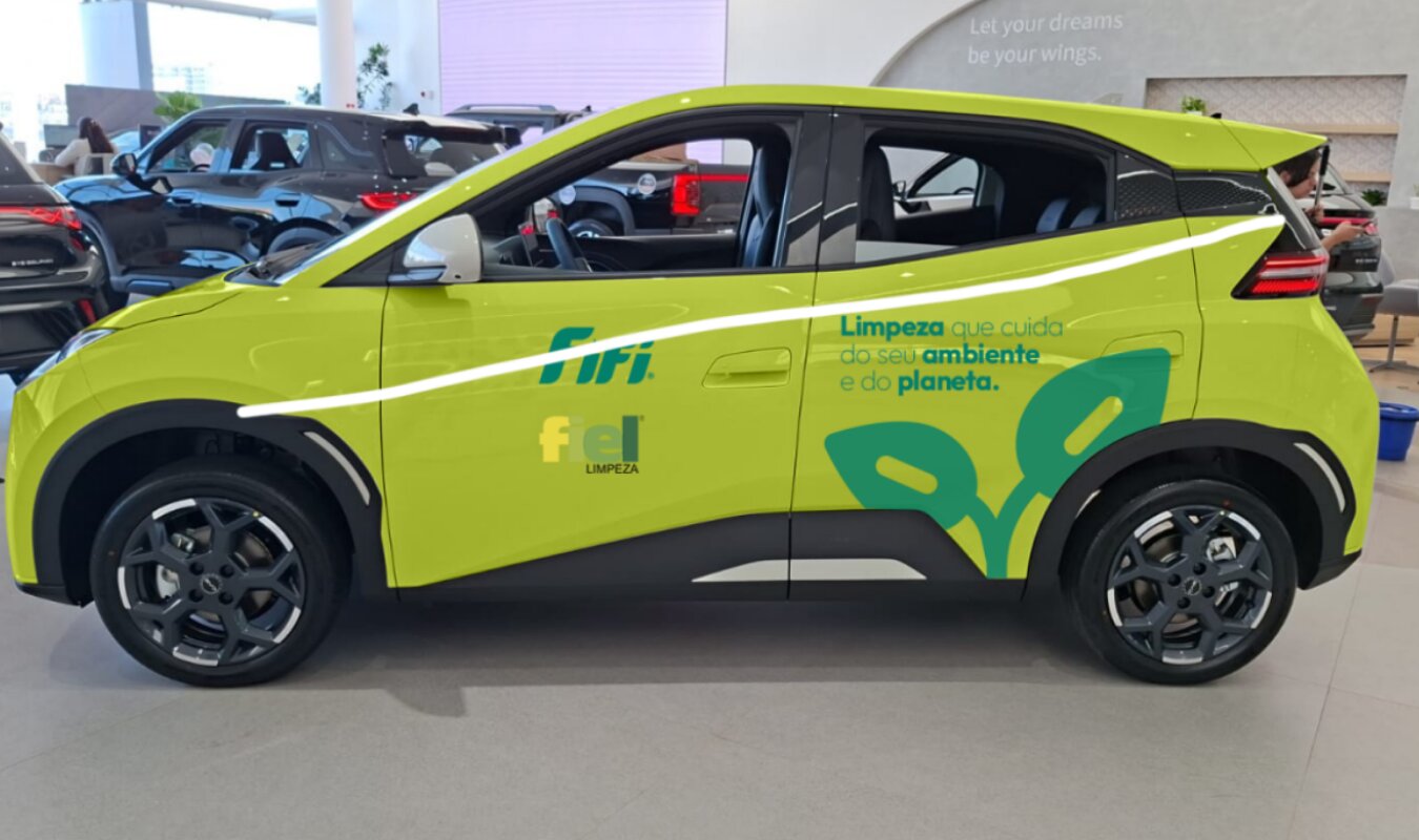 Carro compacto todo verde-lima com as marcas FIFI e Fiel e a frase Limpeza que cuida do seu ambiente e do planeta